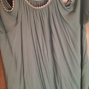 Like new mint color top